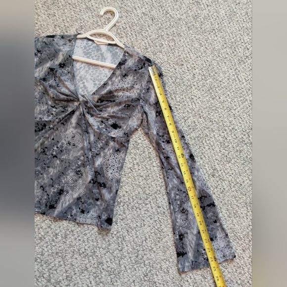 Women's (Size S/M) V-Neck Top With Faux Gathering Feature & Wide Sleeves - Picture 11 of 14